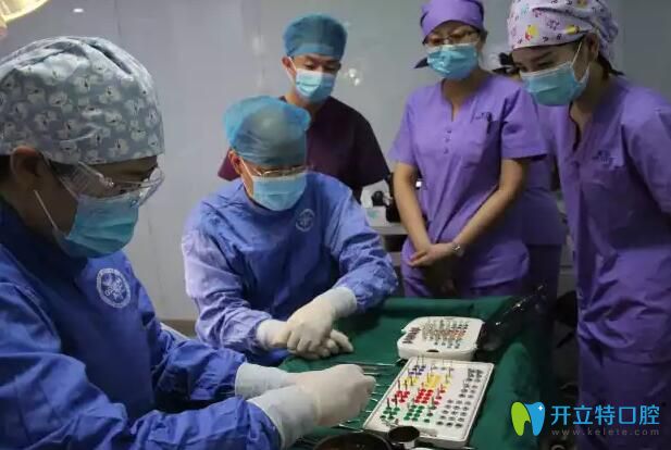 周文清院長(zhǎng)的種植手術(shù)團(tuán)隊(duì)