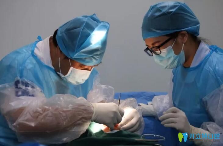 患者種牙心切，張尚堅院長加班親種