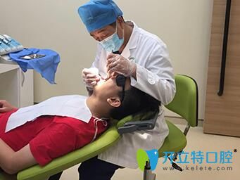 杜正強醫(yī)生正在為顧客進行口腔檢查