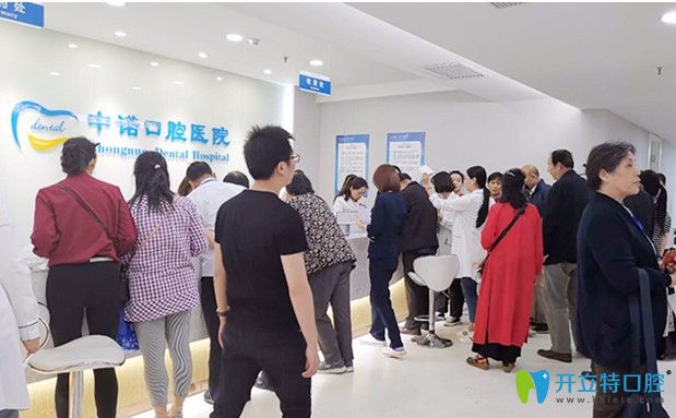 多位顧客紛紛參與現(xiàn)場(chǎng)優(yōu)惠政策