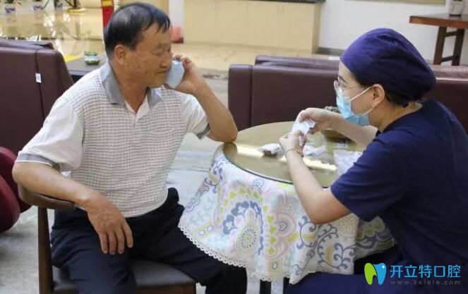 好佰年口腔護(hù)士在給葉叔叔交代種植牙術(shù)后注意事項