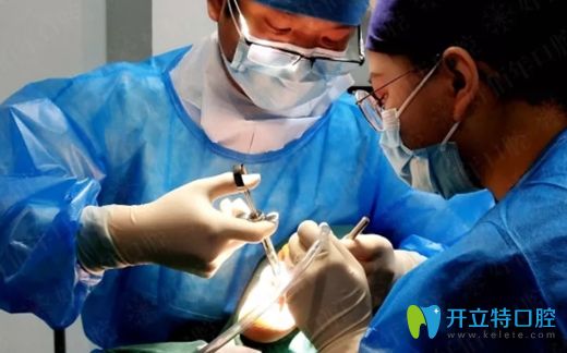 周勇總監(jiān)在粵港數(shù)字化種植大會(huì)現(xiàn)場直播種牙過程