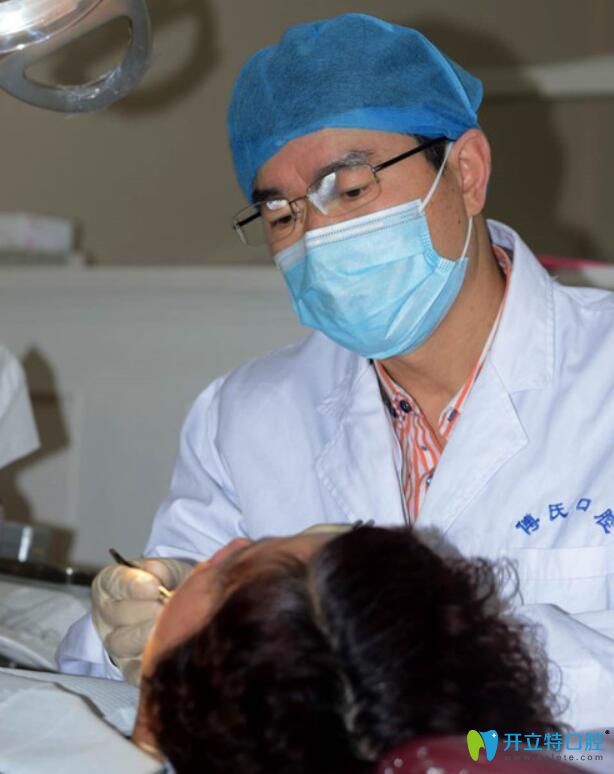 傅恭悌院長正在為顧客做治療