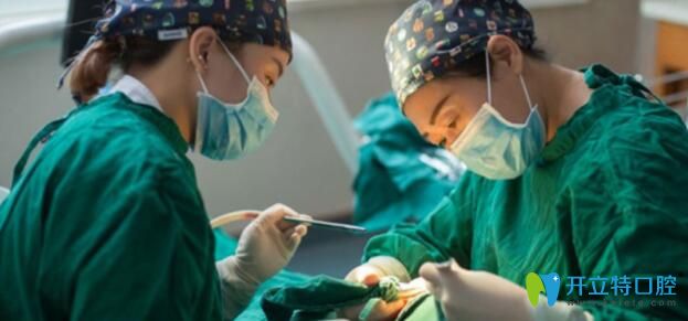 南昌輝煌口腔白彭醫(yī)院在給老爸做種植牙手術 南昌輝煌口腔白彭醫(yī)院在給老爸做種植牙手術