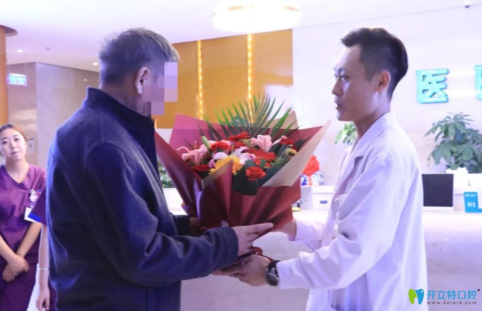 種植牙顧客為鄭醫(yī)生送鮮花以表示感謝