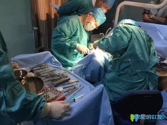 天津愛齒口腔郭平川給我做種植牙手術中