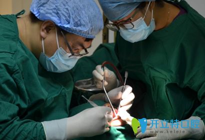 廣州柏德口腔正在做微創(chuàng)種植牙手術(shù)圖
