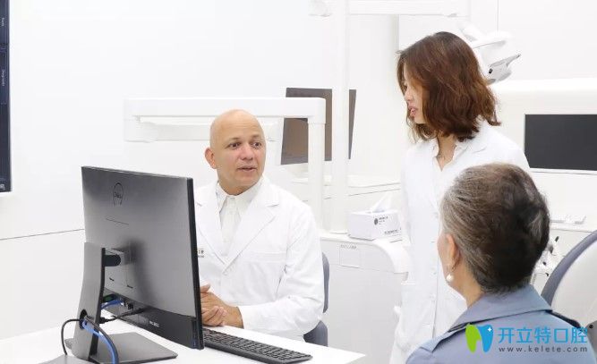 德國醫(yī)生給老媽給老媽分析她的牙齒情況設(shè)計方案