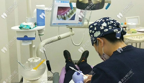 醫(yī)生為顧客診療中