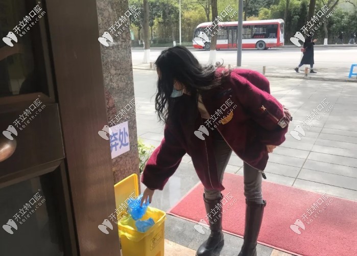 專(zhuān)門(mén)丟鞋套的垃圾桶