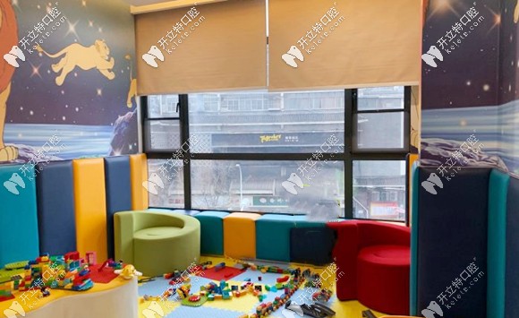 顏色鮮艷的兒童娛樂(lè)區(qū)