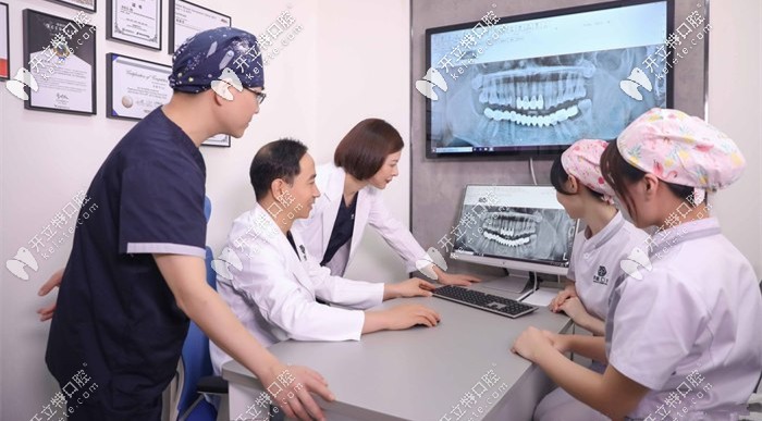 種植團(tuán)隊(duì)對(duì)顧客的口腔情況進(jìn)行評(píng)估，并設(shè)計(jì)種植方案