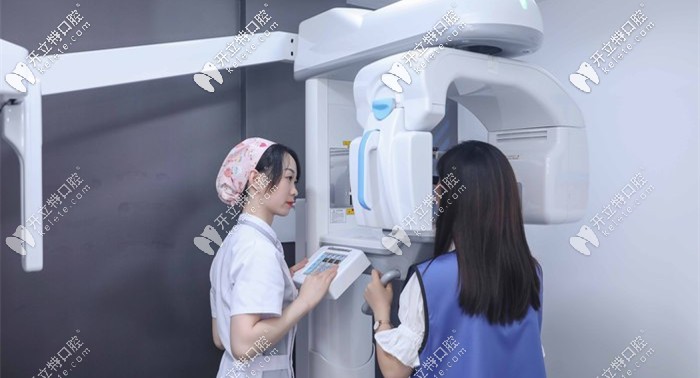 顧客在CBCT機(jī)上進(jìn)行檢查