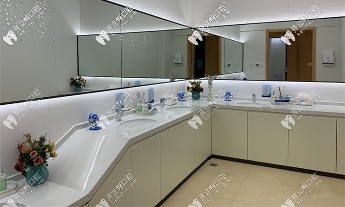 廁所設(shè)計合理，低的那個是兒童專用的