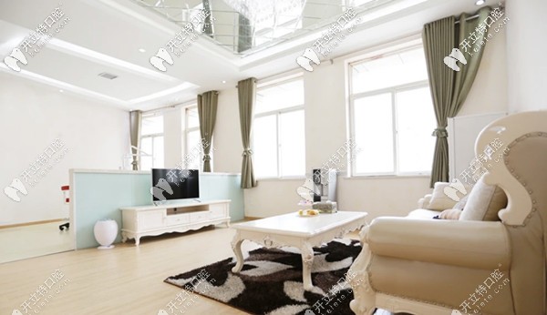 院內(nèi)的等候區(qū) 院內(nèi)的等候區(qū)