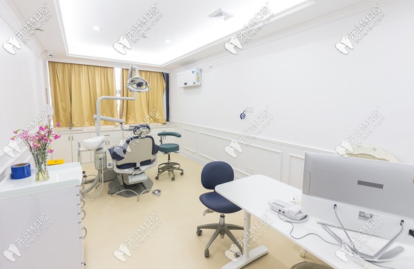 柏德口腔門店內(nèi)的候診區(qū)和治療區(qū)劃分分明 柏德口腔門店內(nèi)的候診區(qū)和治療區(qū)劃分分明
