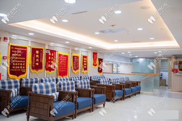 好大夫口腔門(mén)店走廊上掛滿了顧客送來(lái)的錦旗