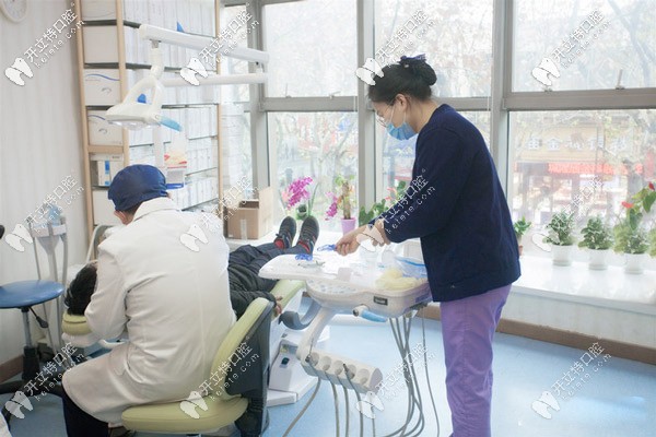 邢醫(yī)生在為顧客做矯正復(fù)查