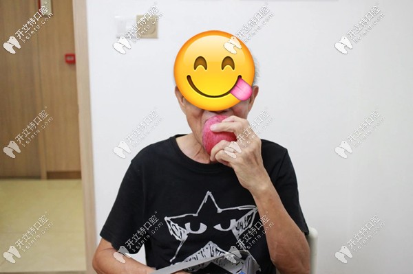 顧客在廣州好大夫口腔種牙后可即可吃蘋果
