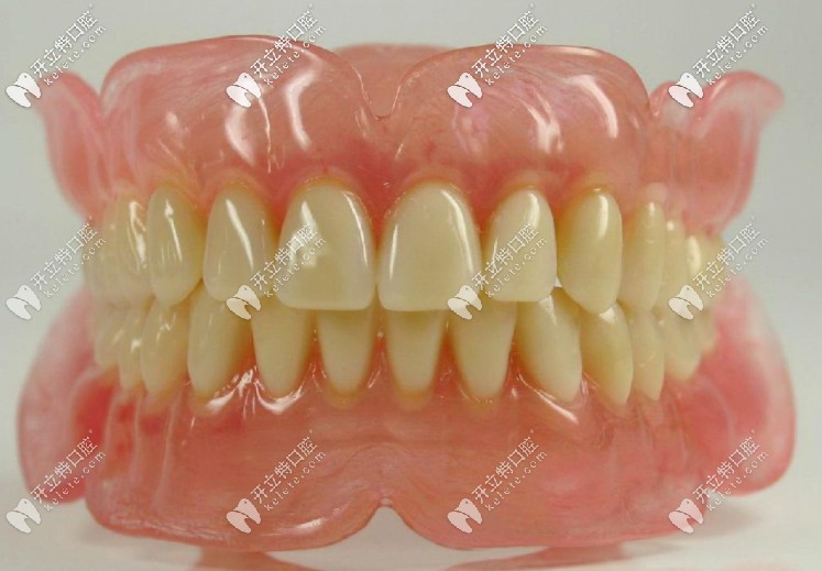 裝假牙固定的好還是活動的好？全口的一般要多少錢