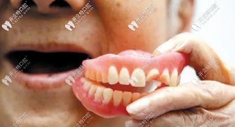 活動(dòng)假牙的使用方法