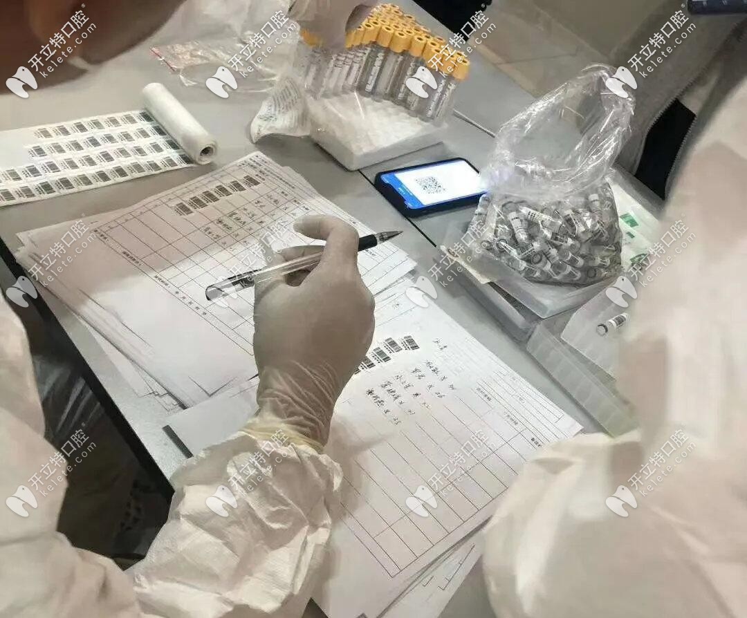 醫(yī)護(hù)人員進(jìn)行核酸檢測(cè)