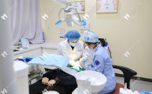 西安美奧口腔醫(yī)生正在做瓷貼面修復(fù)