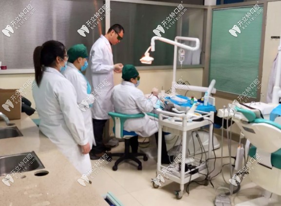 劉映雪院長正在檢查儀器