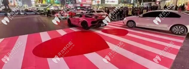 長沙的愛不設(shè)限，連斑馬線都是愛你的形狀。