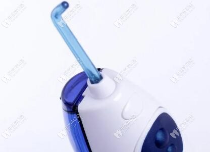 沖牙器能每天三次沖牙嗎?當心水牙線使用不當導致牙齦萎縮