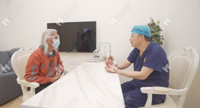 梁護國到柏德口腔找陳院長咨詢種植牙