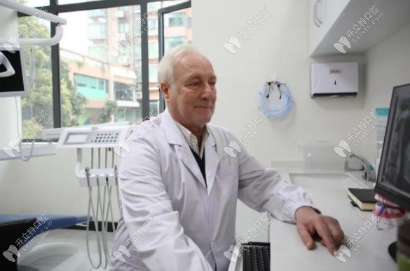 工作中的羅薩蒂非常認真