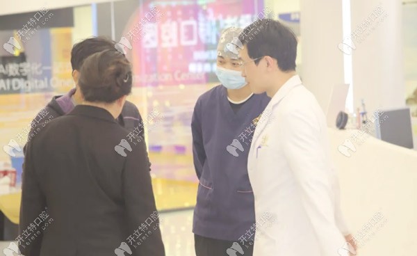 院長及其團隊成員與患者溝通 院長及其團隊成員與患者溝通